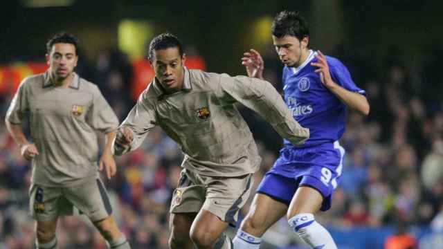 Xavi y Ronaldinho, en un cruce de Champions ante el Chelsea, con la camiseta Golden / FCB