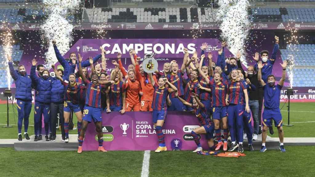 El Barça femenino celebra uno de los títulos del triplete / FCB