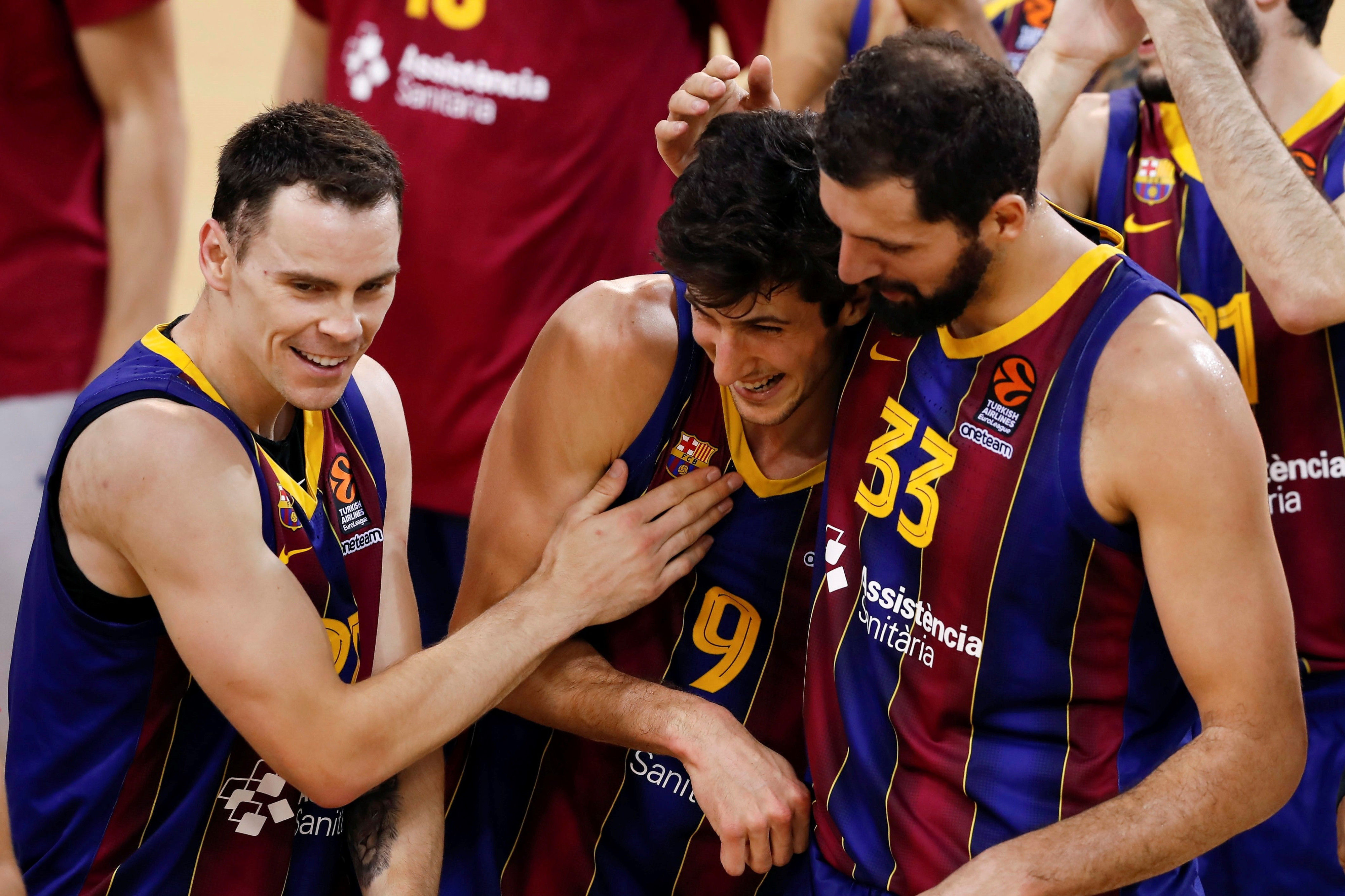 Mirotic y Kuric felicitan a Bolmaro tras su partidazo en el Barça-Zenit / EFE