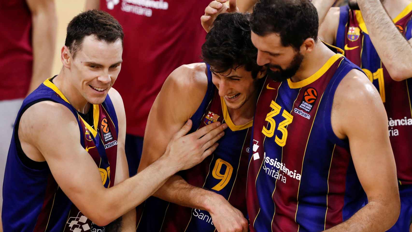 Mirotic y Kuric felicitan a Bolmaro tras su partidazo en el Barça-Zenit / EFE