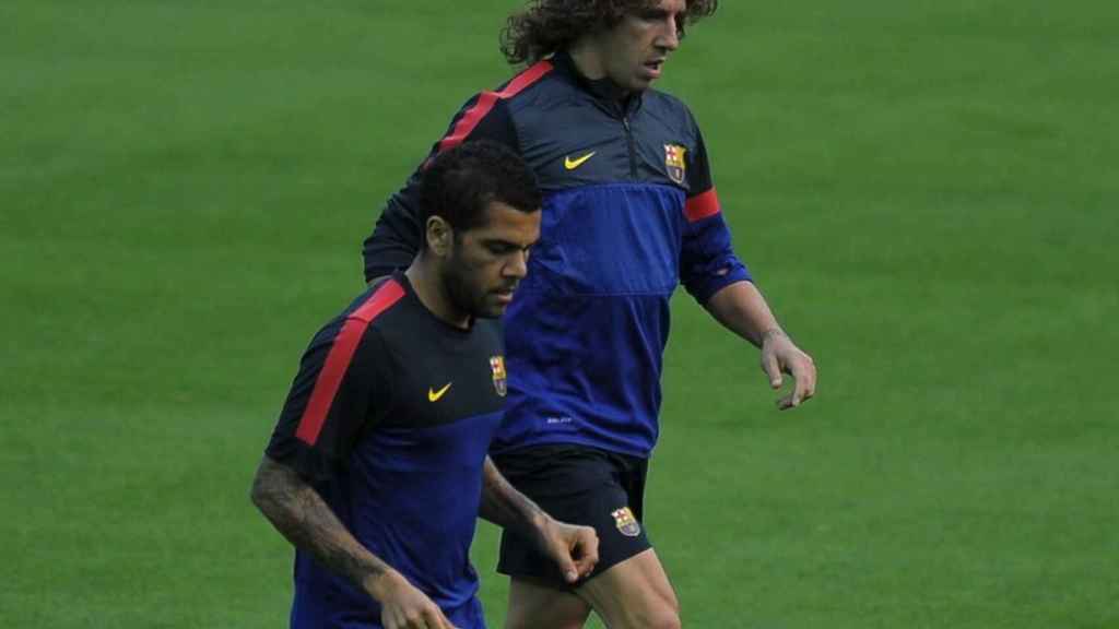 Dani Alves y Carles Puyol en un entrenamiento del Barça / EFE