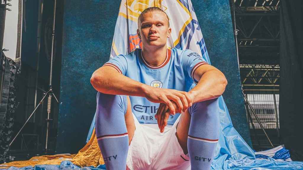 Haaland posa con la camiseta del City / MANCHESTER CITY