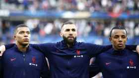 Kylian Mbappé, Karim Benzema y Jules Koundé, en la previa de un partido con la selección francesa / EFE