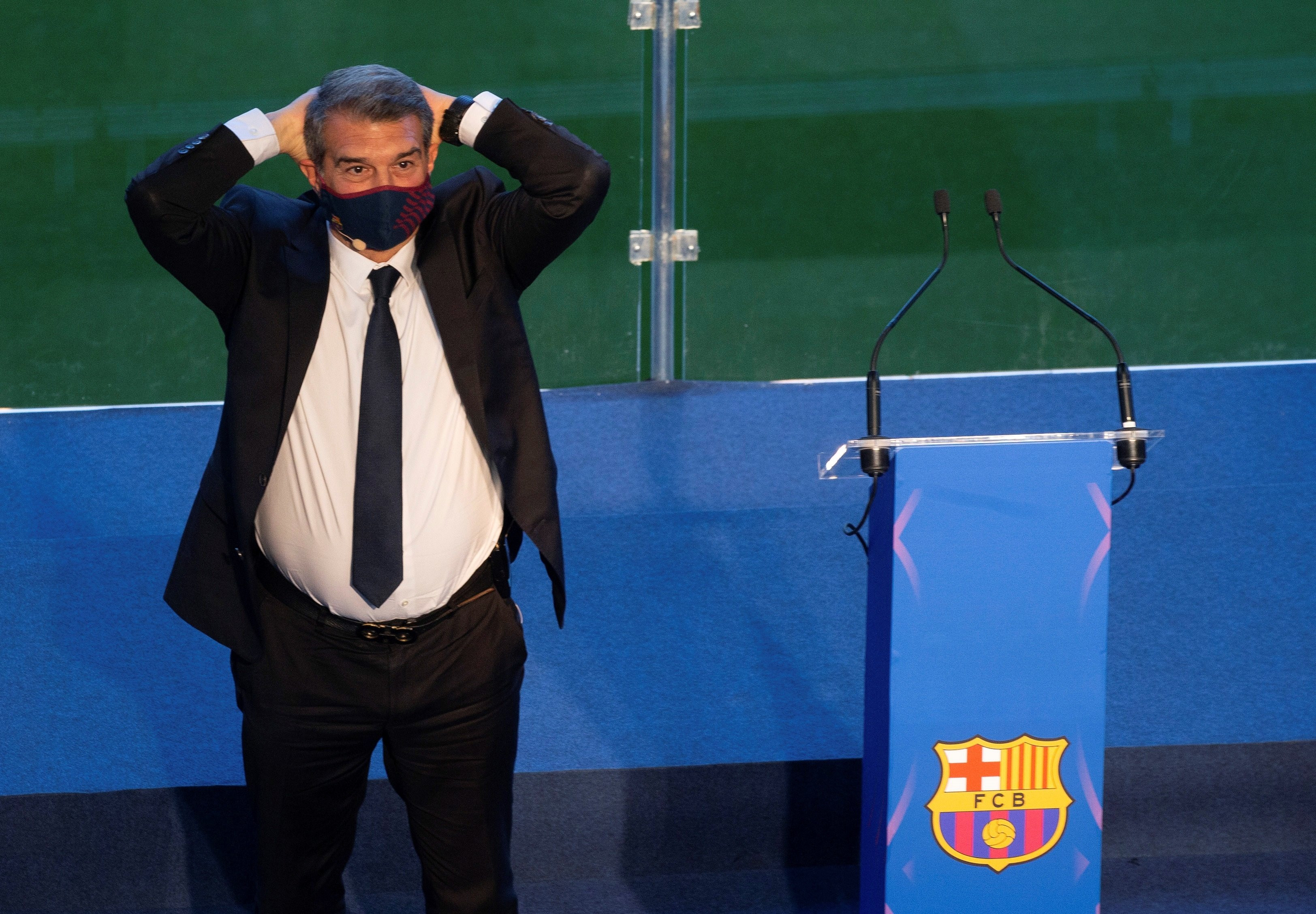 Laporta, inflado, se lleva las manos a la cabeza en el Camp Nou / EFE