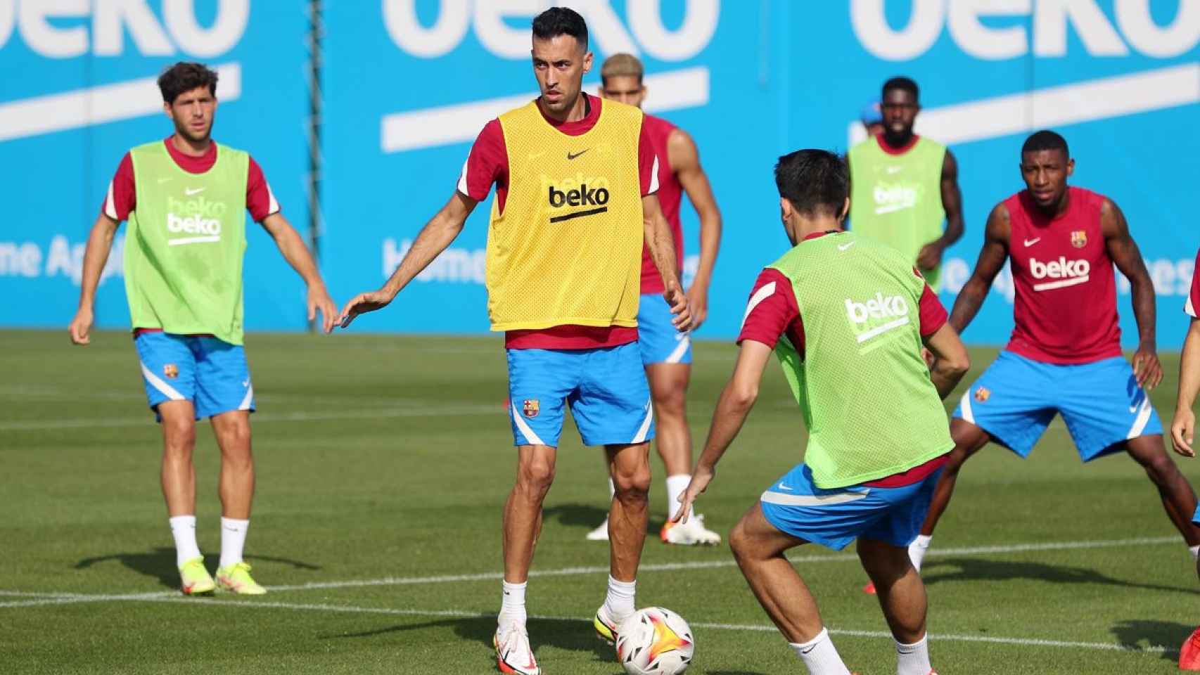 Sergio Busquets, con Sergi Roberto al fondo, dos de los capitanes que negocian una bajada salarial / FCB