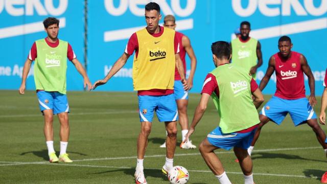 Sergio Busquets, con Sergi Roberto al fondo, dos de los capitanes que negocian una bajada salarial / FCB