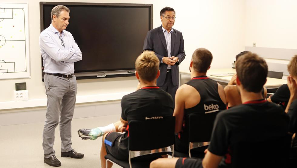 Pep Segura y Bartomeu en un encuentro con los jugadores / EFE