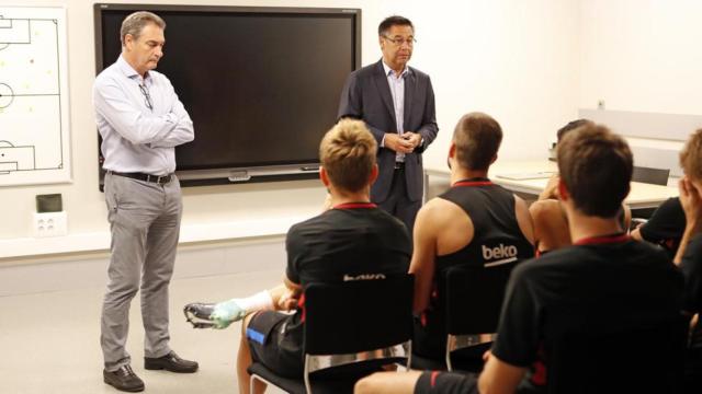 Pep Segura y Bartomeu en un encuentro con los jugadores / EFE