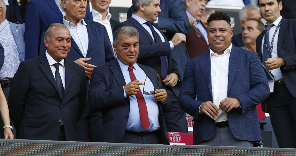 Rafa Yuste, Joan Laporta y Ronaldo Nazario, en el palco del Spotify Camp Nou / EFE