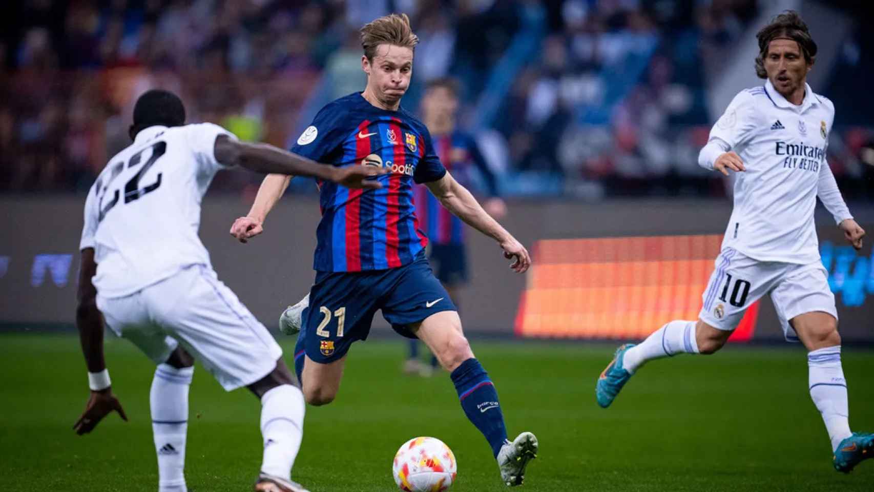 Frenkie de Jong conduce el balón, durante el clásico de la Supercopa de España / FCB