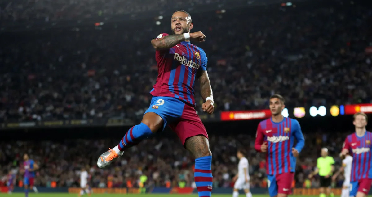 La celebración de Memphis Depay, tras anotar un gol en el triunfo del Barça contra el Mallorca / FCB