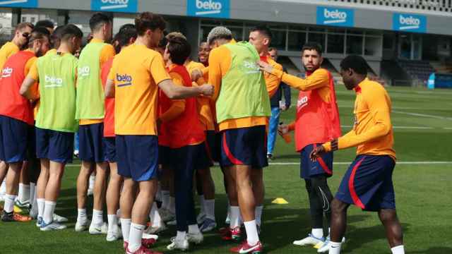 Wagué (derecha), junto a los jugadores del Barça, en un entrenamiento / FCB
