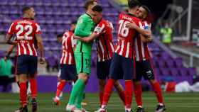 Los jugadores del Atlético saludándose / EFE