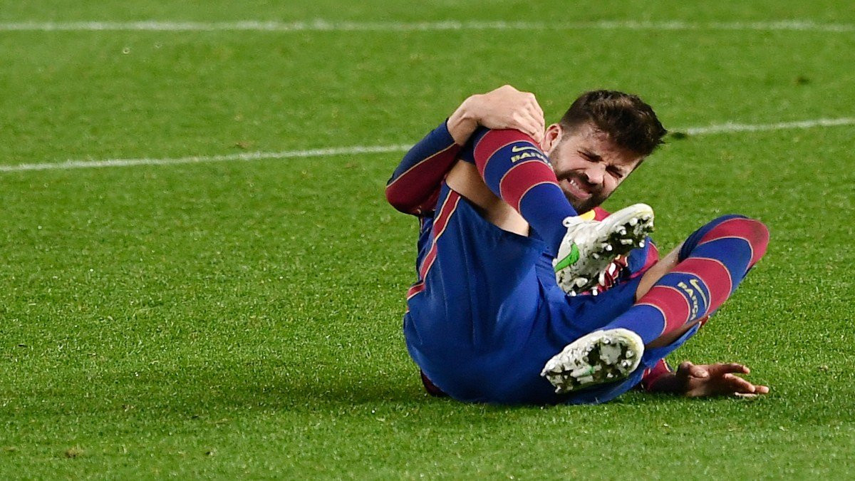 Gerard Piqué, tras caer lesionado contra el Sevilla | EFE