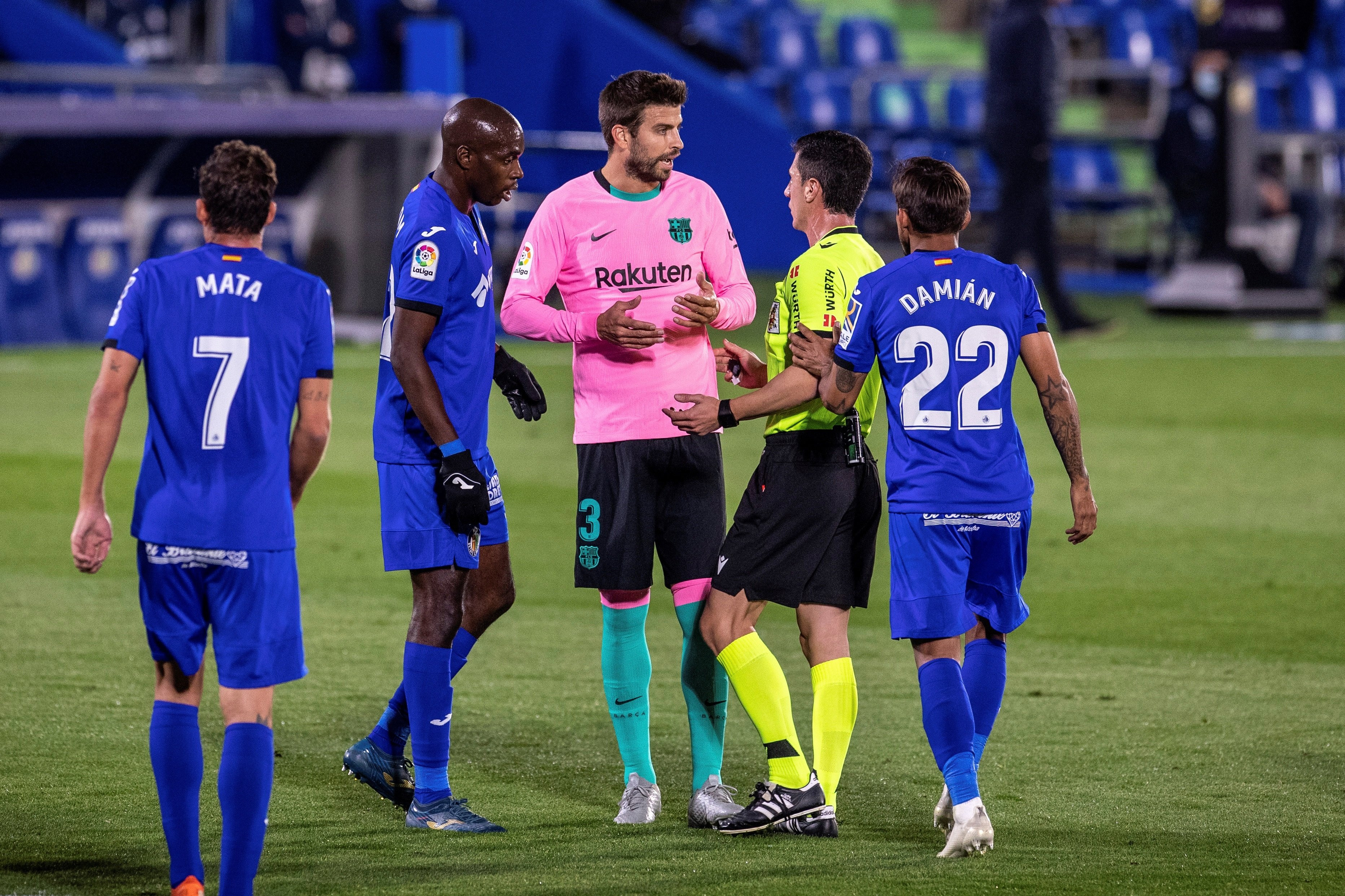 Piqué se encara con el árbitro César Soto Grado tras una enganchada con Nyom / EFE