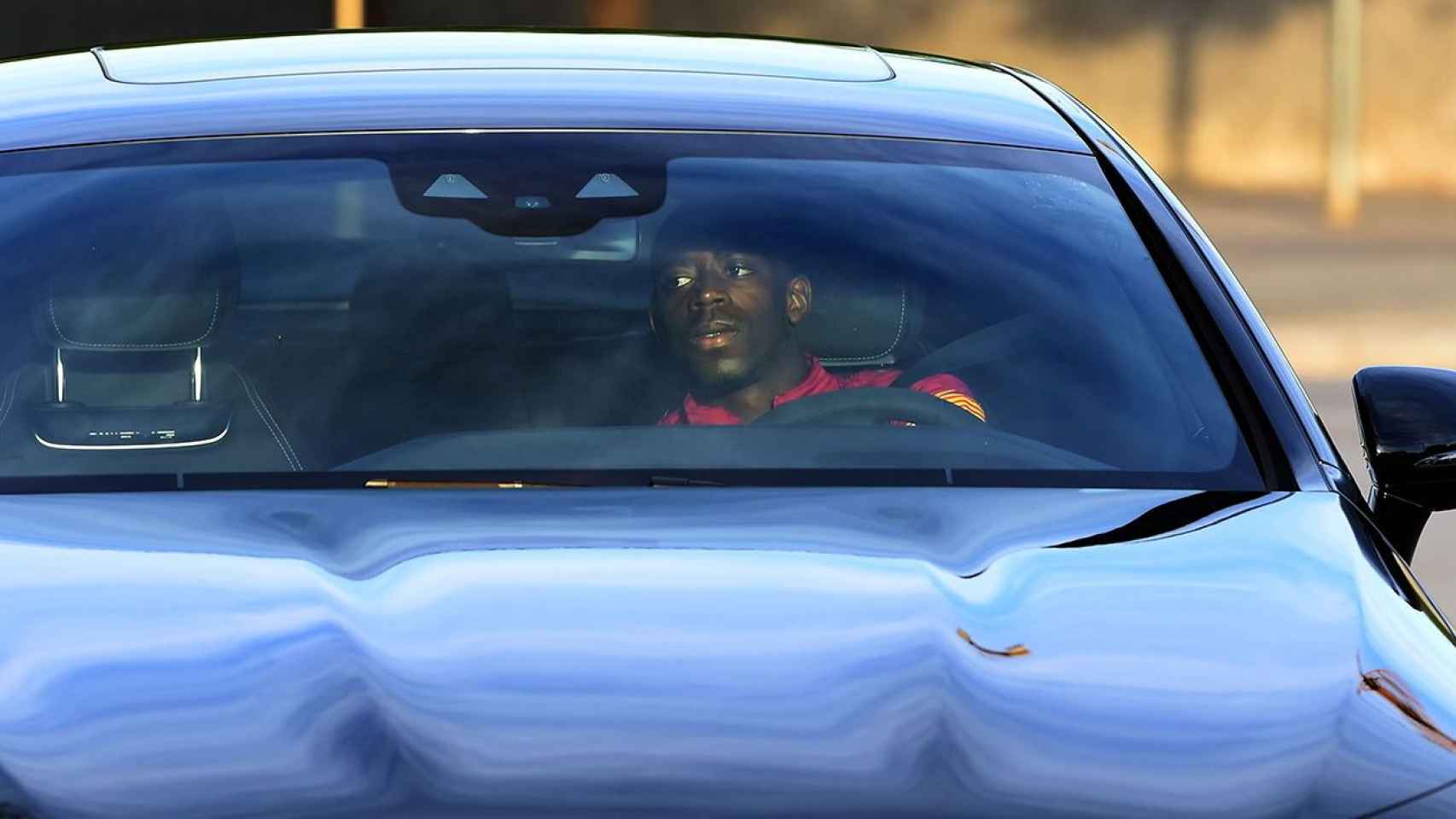 Dembelé, en su coche camino del entrenamiento | EFE