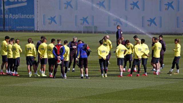Quique Setién dirigiendo el entrenamiento del Barça / FC Barcelona
