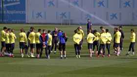 Quique Setién dirigiendo el entrenamiento del Barça / FC Barcelona