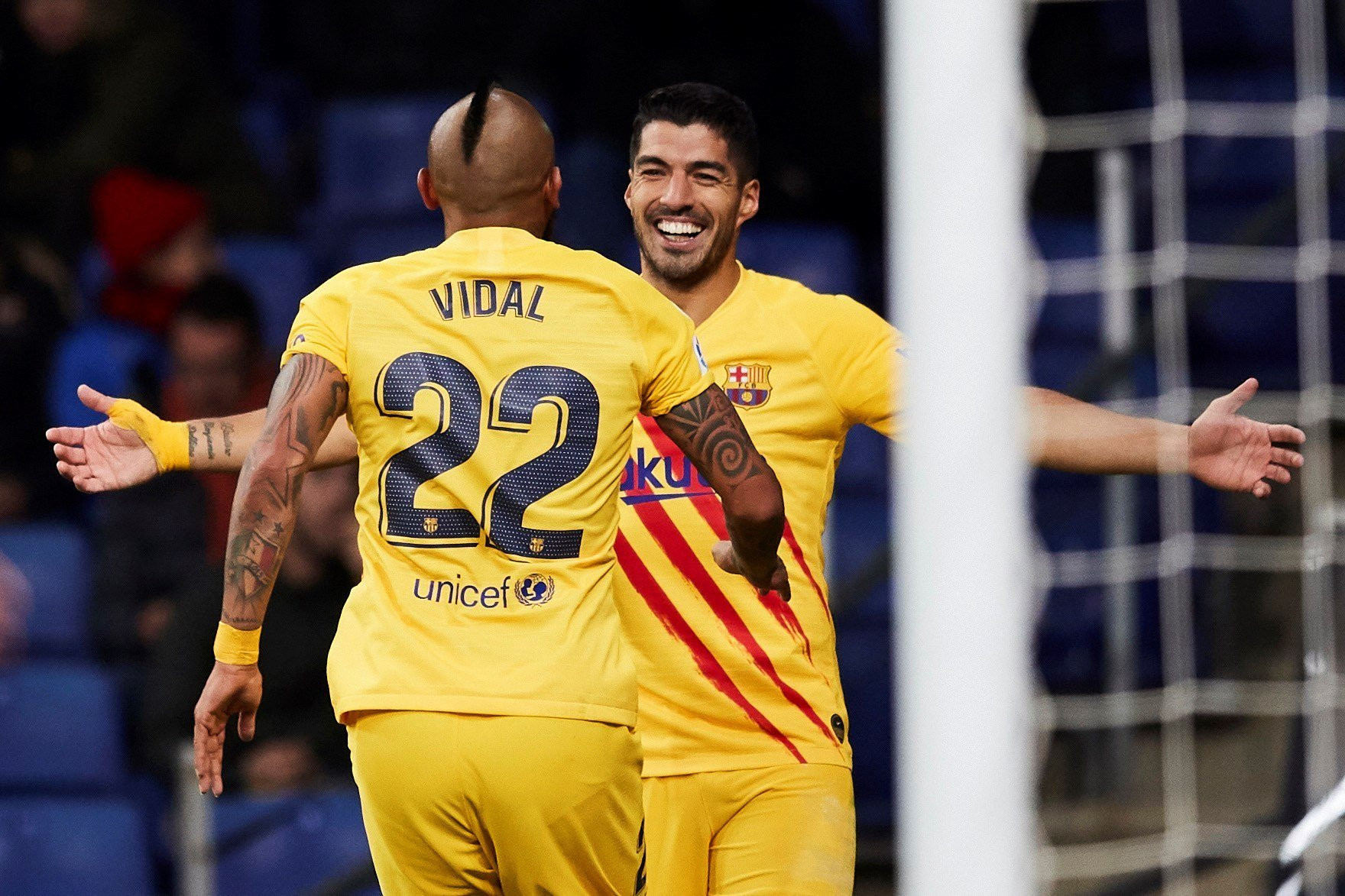 Luis Suárez celebra con Arturo Vidal un gol del Barça / EFE