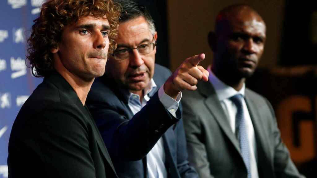 Antoine Griezmann, Josep Maria Bartomeu y Eric Abidal en la presentación del francés / EFE