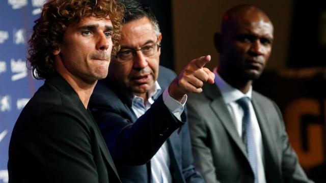 Antoine Griezmann, Josep Maria Bartomeu y Eric Abidal en la presentación del francés / EFE