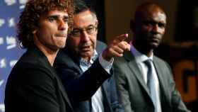 Antoine Griezmann, Josep Maria Bartomeu y Eric Abidal en la presentación del francés / EFE