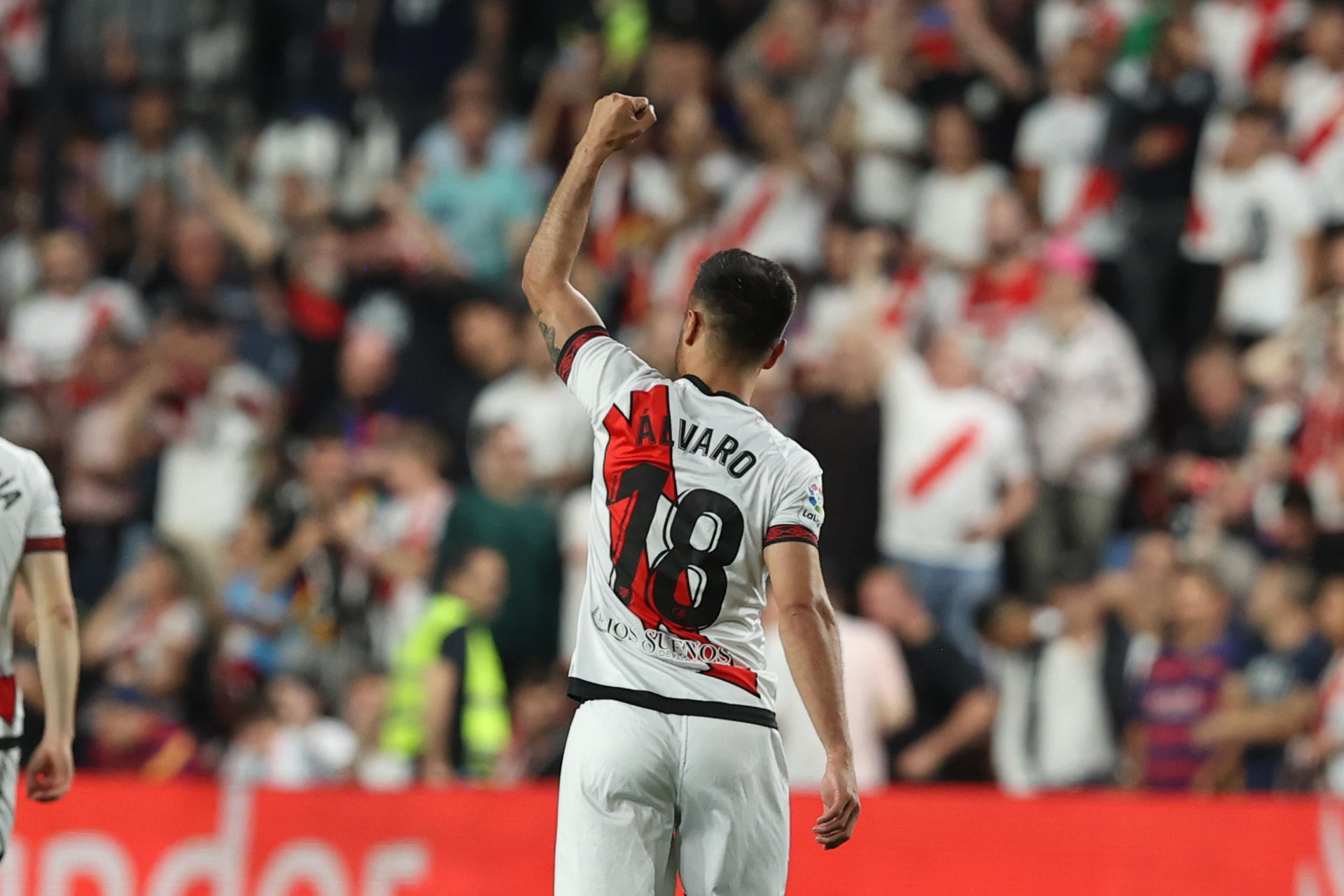 Álvaro celebra su gol al Barça : EFE