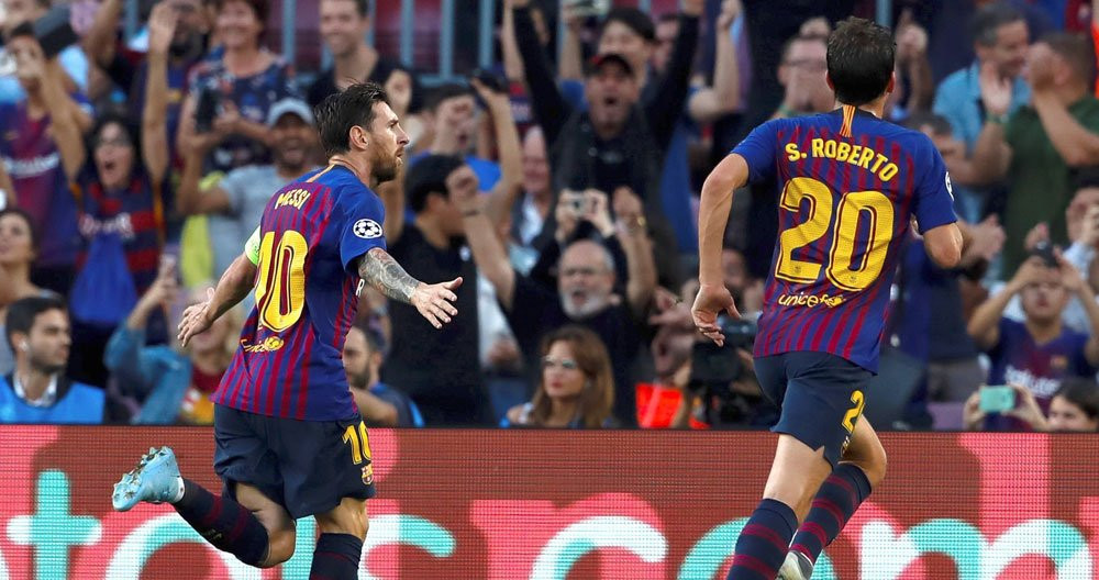 Sergi Roberto celebra con Messi uno de los tres goles del astro argentino al PSV / EFE