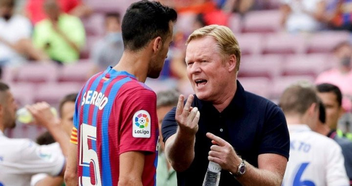 Ronald Koeman da órdenes a Sergio Busquets durante el partido ante el Getafe / EFE