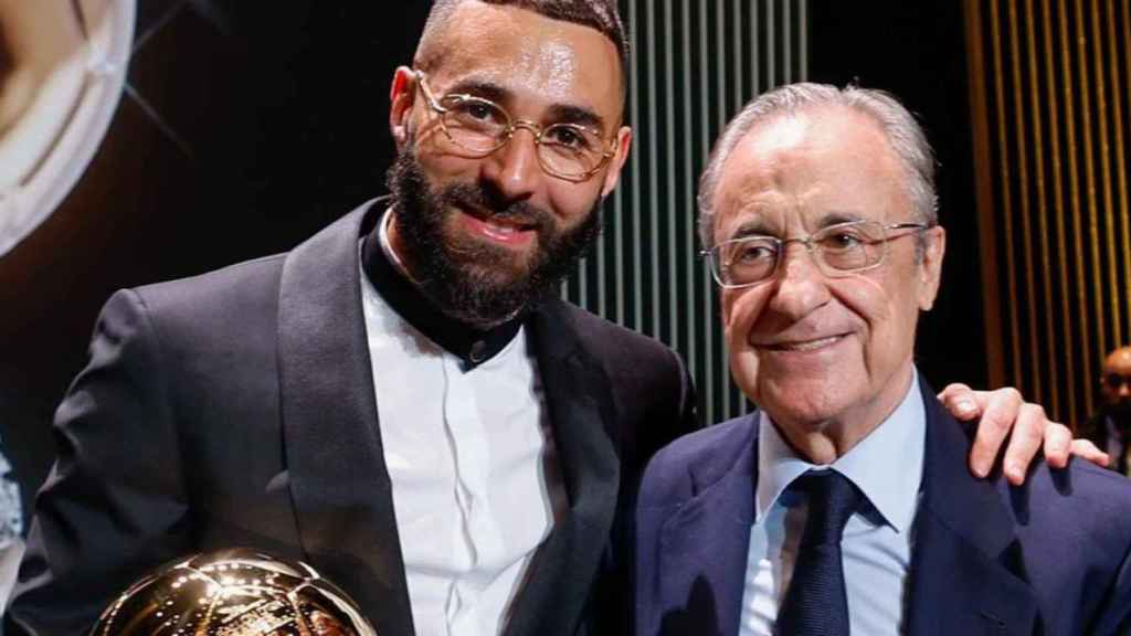 Karim Benzema, junto a Florentino Pérez, tras recibir el Balón de Oro / EFE