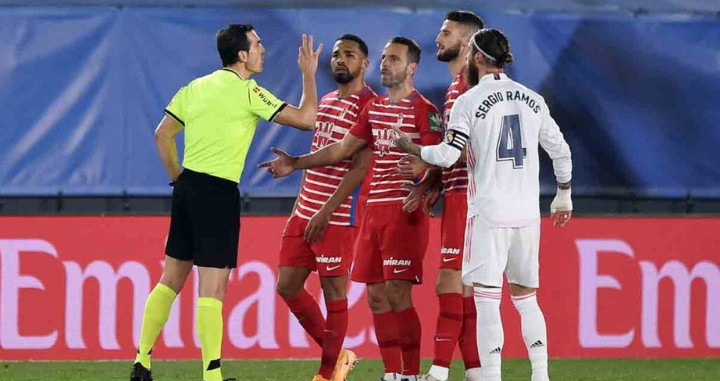 Munuera durante el partido del Real Madrid contra el Granada / Redes