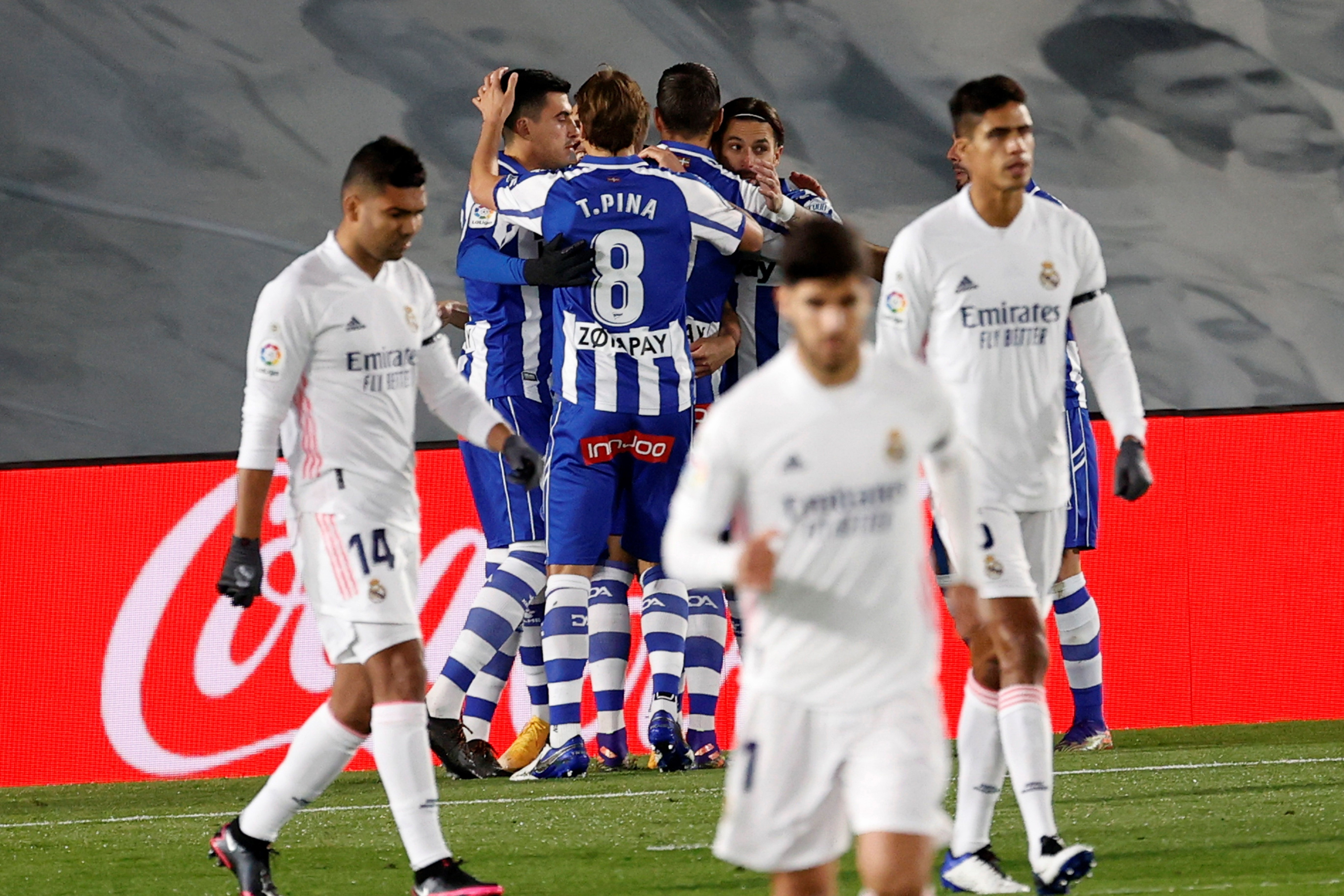 Los jugadores del Alavés celebran un gol contra el Madrid de Zidane| EFE