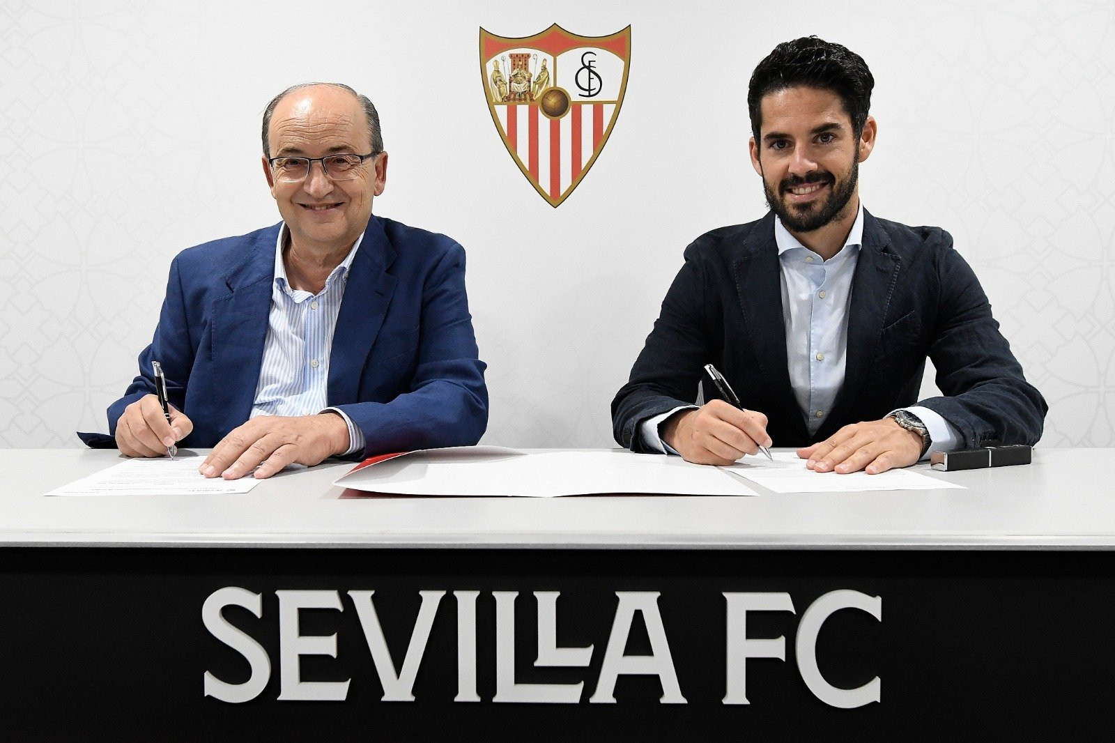 Isco Alarcón, firmando su nuevo contrato con el Sevilla / SEVILLA