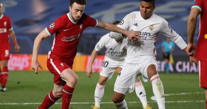 Andrew Robertson con Casemiro en el Real Madrid-Liverpool / EFE