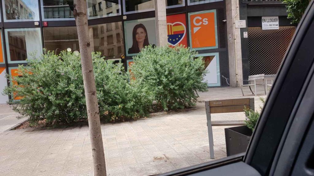 Fotografía de Lorena Roldán en la entrada de la sede de Ciudadanos en Barcelona