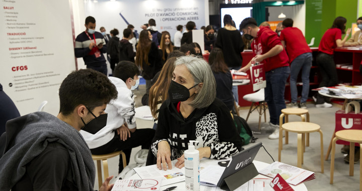 Un joven se informa de la oferta educativa a través de una orientadora / FIRA DE BARCELONA