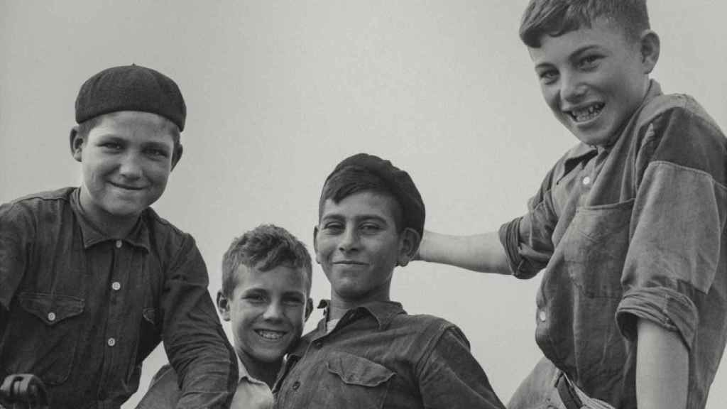 Niños sonrientes, fotografiados por Vicente Aranda en sus viajes con Juan Goytisolo por Almería / VICENTE ARANDA