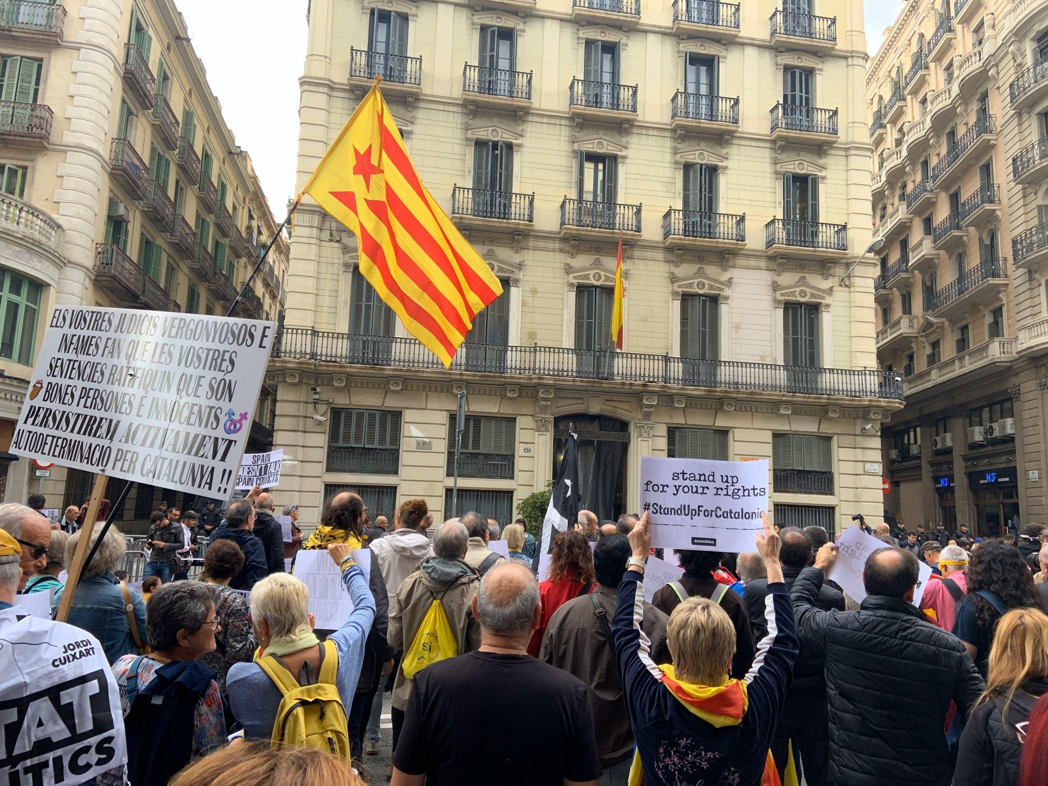 Manifestantes secesionistas ante la Jefatura de Polícia en Via Laietana. ERC / CG