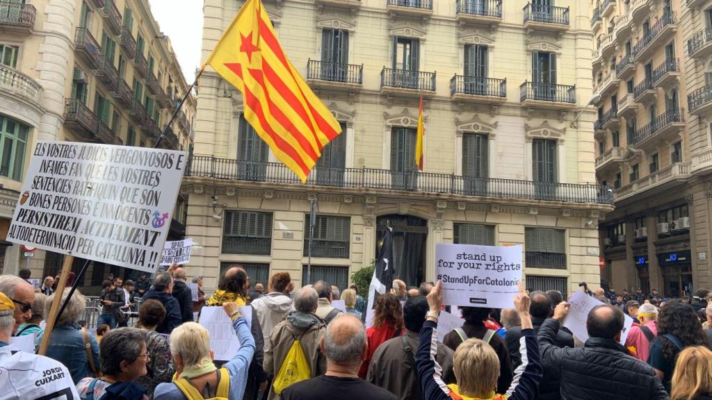 Manifestantes secesionistas ante la Jefatura de Polícia en Via Laietana. ERC / CG