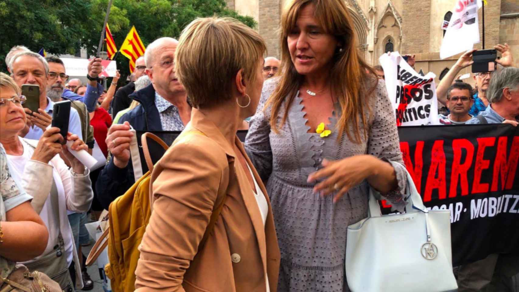 Laura Borràs, manifestándose contra la represión con un bolso de Armani / TWITTER