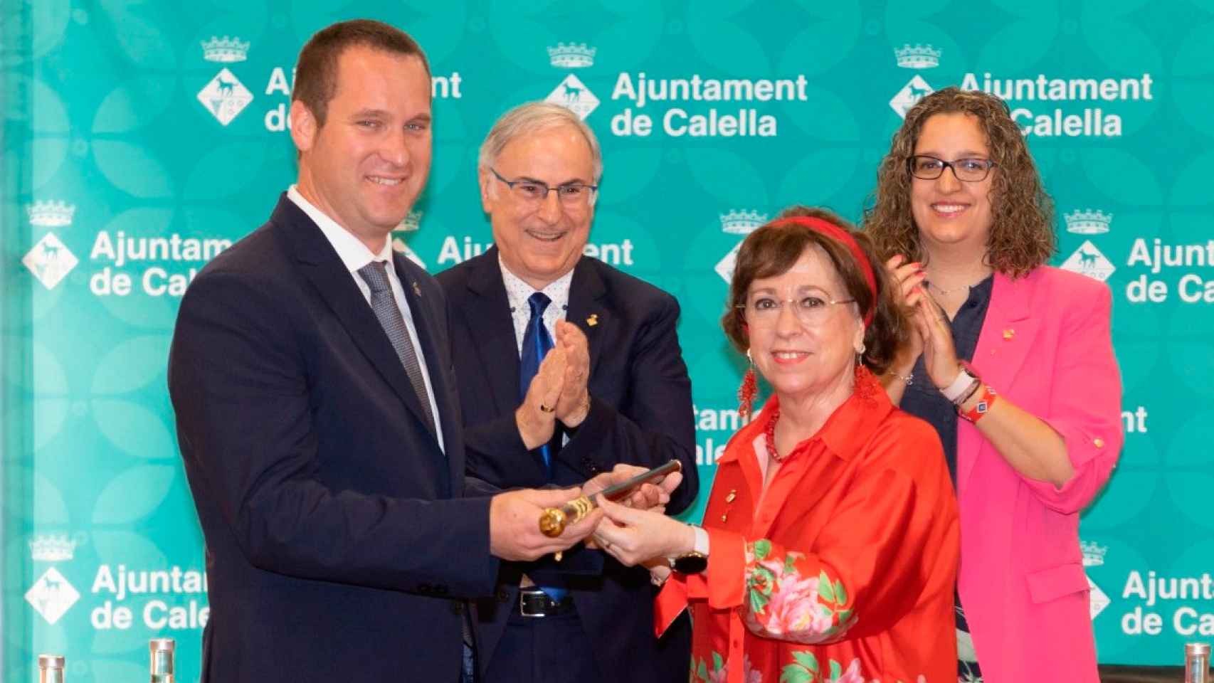 Marc Buch recibe el bastón de mando de Calella / AJUNTAMENT DE CALELLA