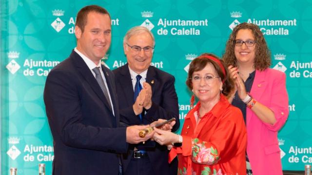 Marc Buch recibe el bastón de mando de Calella / AJUNTAMENT DE CALELLA