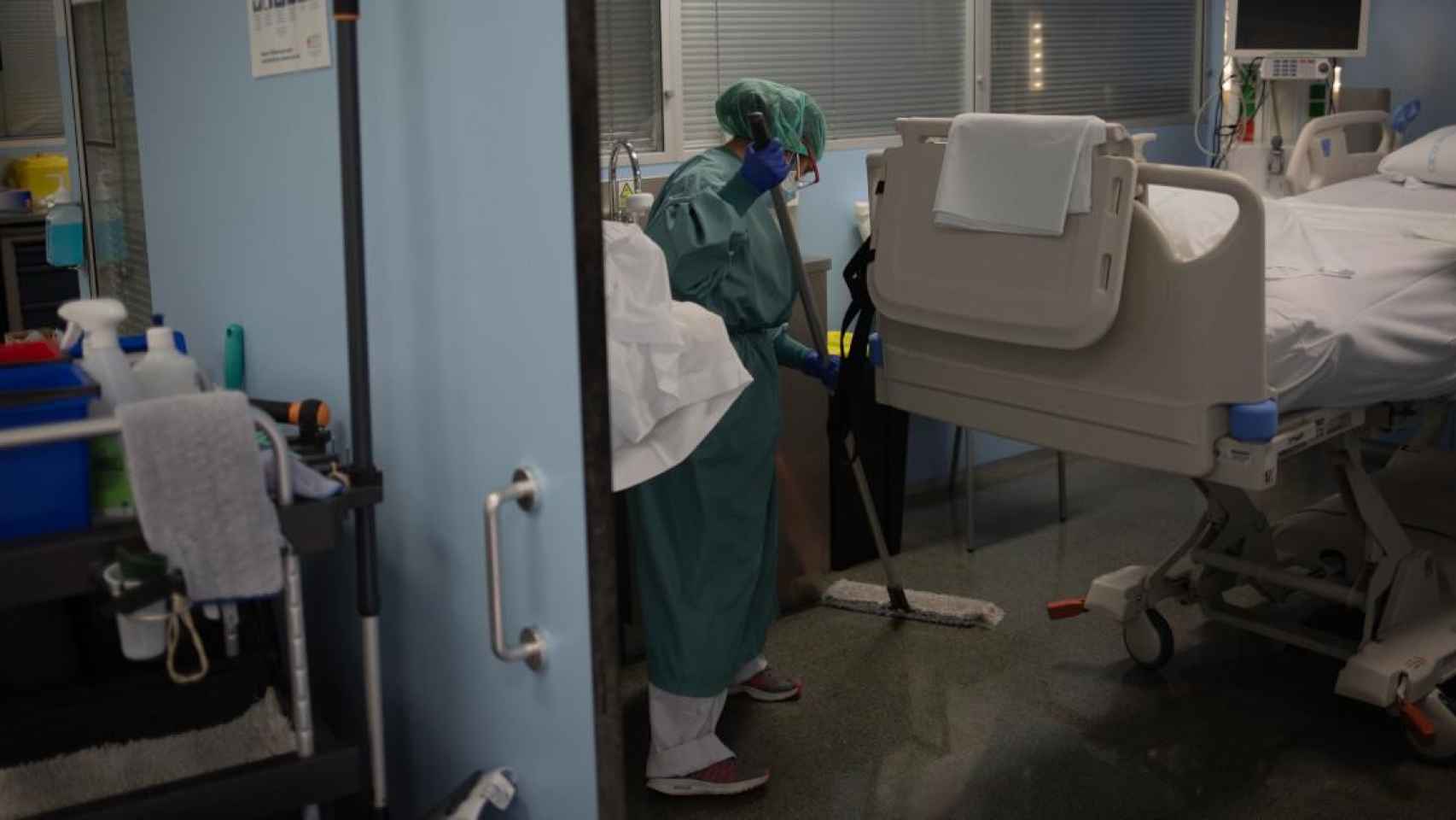 Una profesional de la limpieza en una habitación de la uci del Hospital Sant Pau durante la pandemia / EP