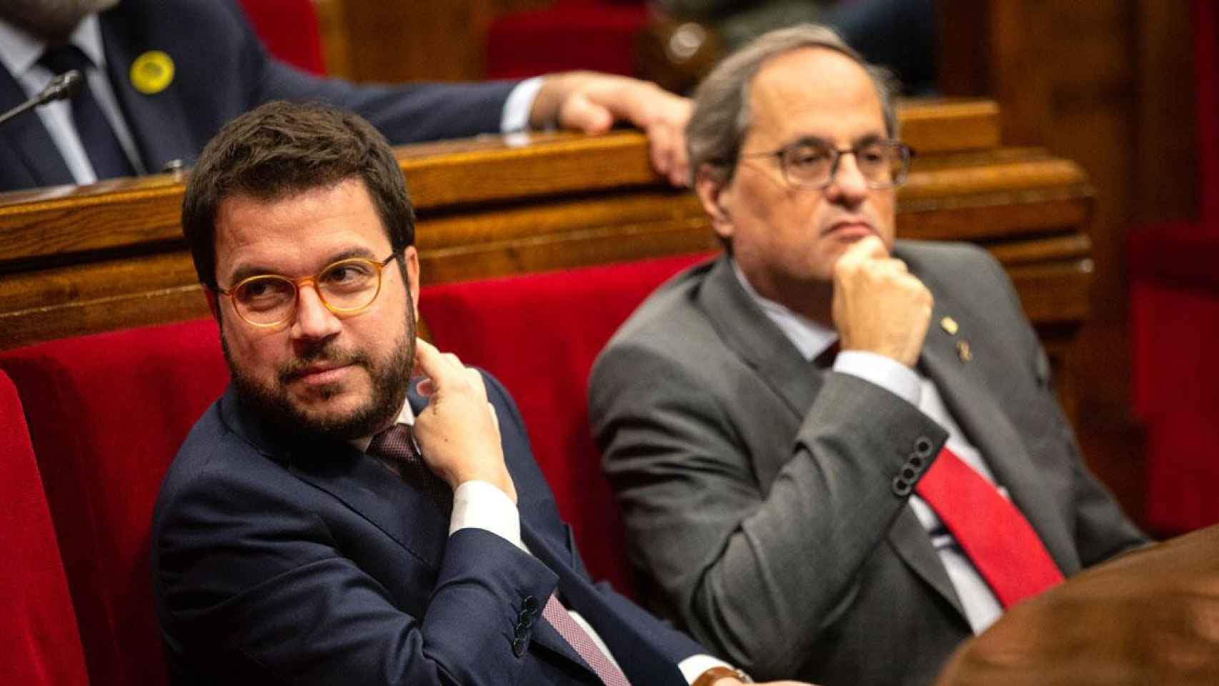 El vicepresidente de la Generalitat y dirigente de ERC, Pere Aragonès, en el Parlament junto al presidente de la Generalitat, Quim Torra (JxCat) / EUROPA PRESS