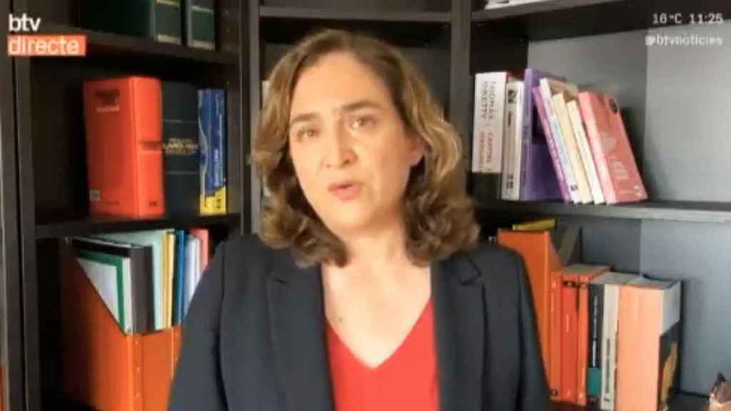 Ada Colau, alcaldesa de Barcelona, en una declaración desde su cuarentena preventiva en casa / CG