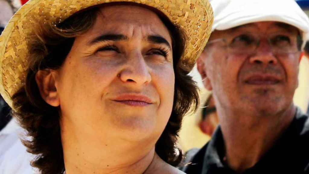 Ada Colau, alcaldesa de Barcelona, ataviada con un sombrero en un acto público / EFE