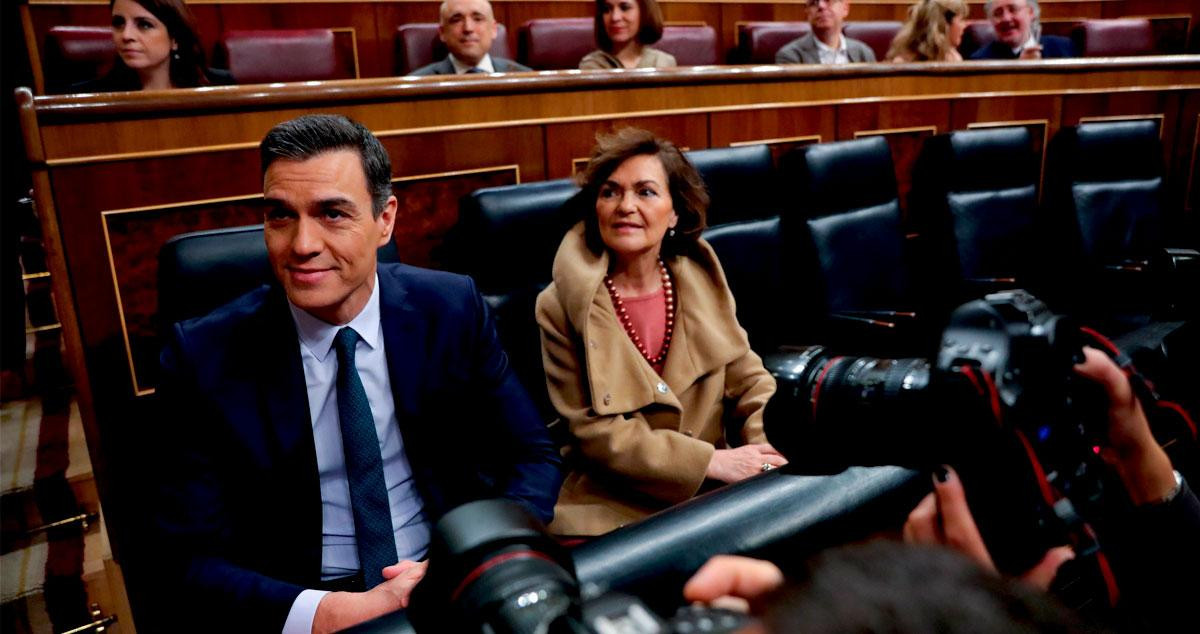 El candidato a la investidura, Pedro Sánchez, junto a la vicepresidenta en funciones, Carmen Calvo, en el Congreso / EUROPA PRESS