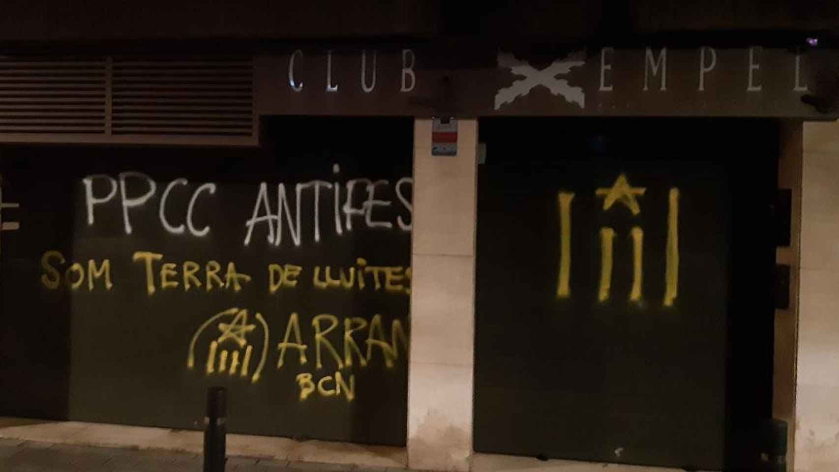 Imagen de cómo ha quedado la puerta del Club Empel tras el paso de los vándalos de Arran / CG