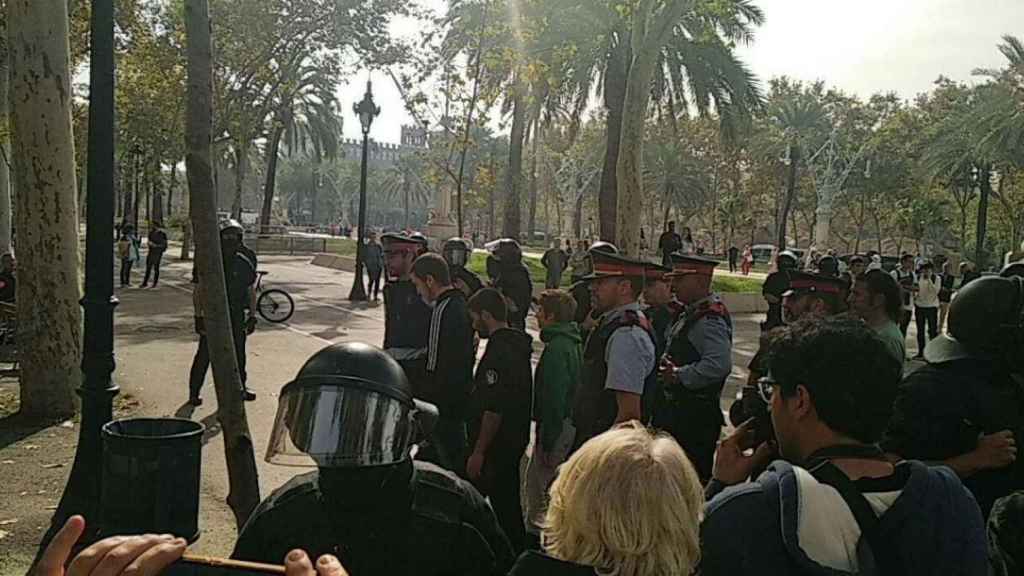 Imagen de las detenciones de los miembros de los CDR que se encadenaron ante el TSJC / CG