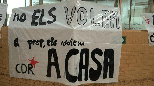 Una de las pancartas que han colgado los CDR tras ocupar la cárcel Modelo de Barcelona / TWITTER